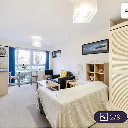 Three Bears Park Studio Flat شقة