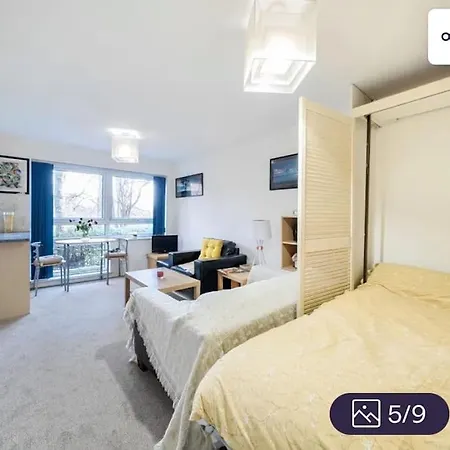 Three Bears Park Studio Flat شقة *